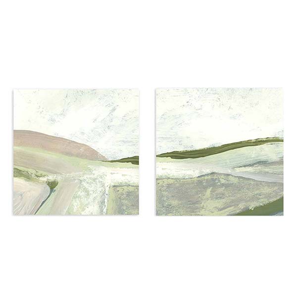 Set aus zwei Wandbildern mit abstrakter Landschaft aus Hügeln und sanften Feldern in Salbeigrün, Beige, Hellgrau und Off-White, im ruhigen Natur- und Landschaftsstil. Erhältlich auf kudeko.com