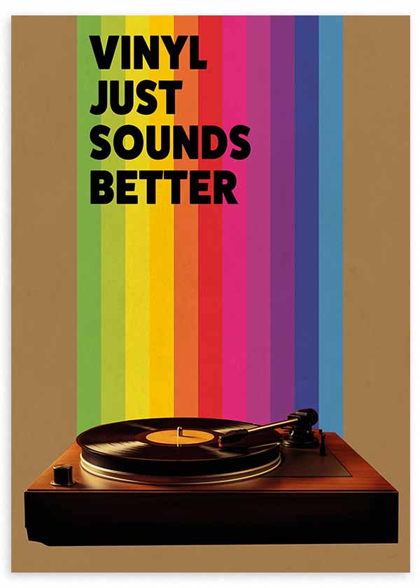 Quadro com design retro de gira-discos e a frase “VINYL JUST SOUNDS BETTER”, estilo decorativo vintage para interiores. Disponível em kudeko.com