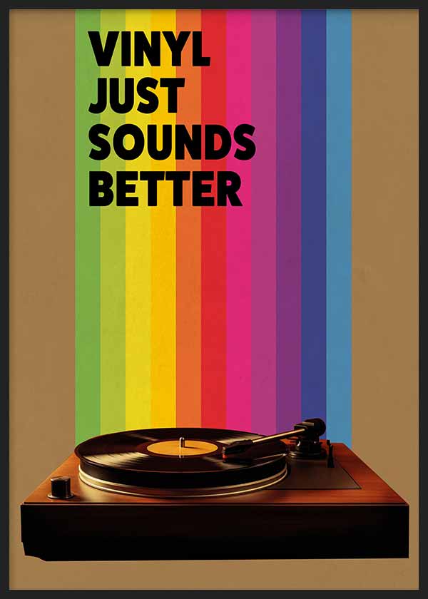 Tableau au design rétro avec platine vinyle et la phrase « VINYL JUST SOUNDS BETTER », style décoratif aux tons sombres et contrastés. Disponible sur kudeko.com