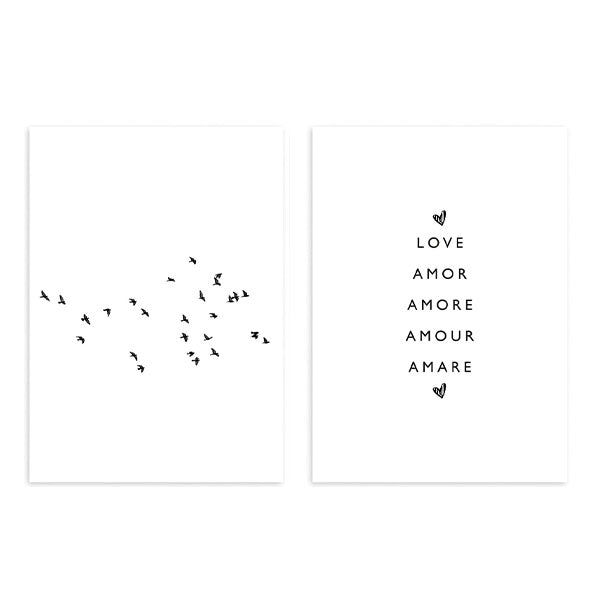 Set aus zwei Wandbildern mit schwarzen Vögeln im Flug, den Wörtern LOVE, AMOR, AMORE, AMOUR und AMARE auf weißem Hintergrund, im minimalistischen und modernen Stil. Erhältlich auf kudeko.com