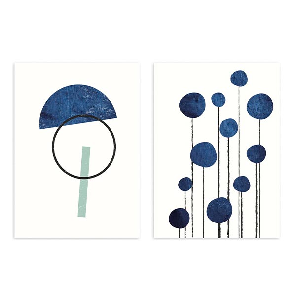 Conjunto de dois quadros com formas geométricas azuis, círculos pretos, linhas finas e apontamento verde água sobre fundo branco, em estilo abstrato contemporâneo. Disponível em kudeko.com