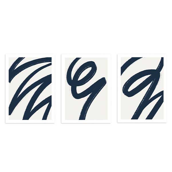 Conjunto de tres cuadros con formas curvas abstractas en azul marino, fondo blanco roto, composición continua y estilo abstracto contemporáneo. Disponible en kudeko.com