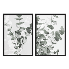 Set aus zwei Wandbildern mit Eukalyptuszweigen, runden Blättern in Salbeigrün, sanftem Grau und Weiß, leichte botanische Komposition im floralen Stil auf hellem Hintergrund. Erhältlich auf kudeko.com