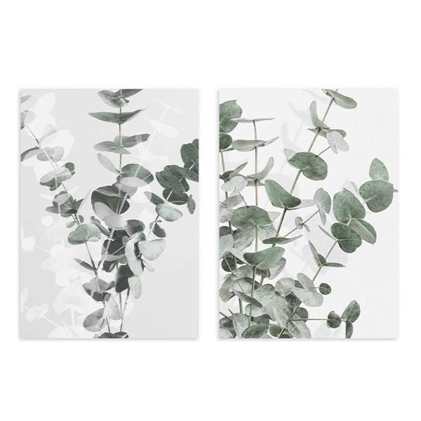 Conjunto de dos cuadros con ramas de eucalipto, hojas redondeadas en verde salvia, gris suave y blanco, composición botánica ligera de estilo floral. Disponible en kudeko.com