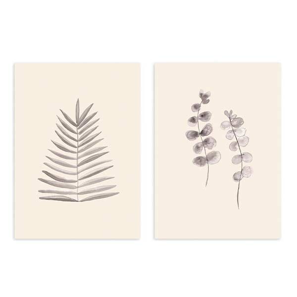 Ensemble de deux tableaux encadrés avec branches d’eucalyptus et feuille botanique allongée, tons gris taupe sur fond beige clair, style nordique épuré et naturel. Disponible sur kudeko.com