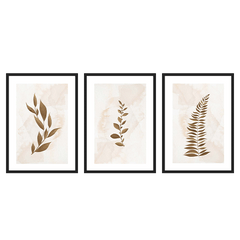 Conjunto de três quadros com folhas botânicas estilizadas em cobre, castanho e bege claro, composição floral sobre fundo suave, estilo nórdico e decoração de parede emoldurada. Disponível em kudeko.com