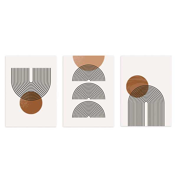 Set aus drei Wandbildern mit linearen schwarzen Halbögen, überlagerten Halbkreisen und Kreisen in Terrakotta- und Beigetönen, im geometrischen Stil auf hellem Hintergrund. Erhältlich auf kudeko.com
