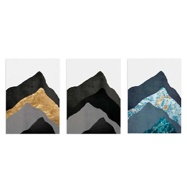 Ensemble de trois tableaux avec montagnes abstraites superposées, tons noir, gris, bleu pétrole, turquoise et détails dorés, dans un style géométrique contemporain. Disponible sur kudeko.com