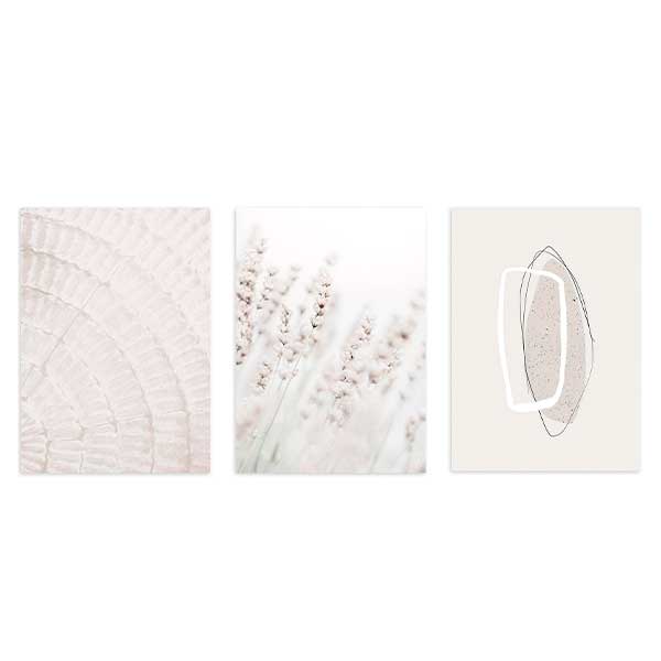 Set aus drei Wandbildern mit natürlicher Textur in Beigetönen, hellen leicht unscharfen Ähren und abstrakter Komposition mit feinen Linien auf neutralen Hintergründen, im minimalistischen Stil. Erhältlich auf kudeko.com