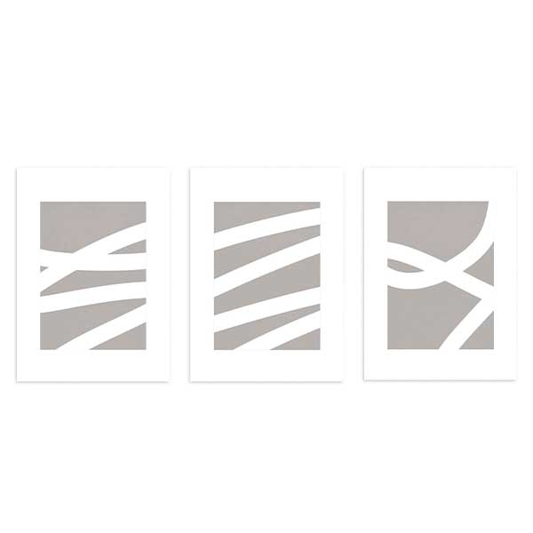 Set aus drei Wandbildern mit abstrakten Formen aus breiten weißen Linien auf taupegrauem Hintergrund, klare und ausgewogene Komposition im zeitgenössischen minimalistischen Stil. Erhältlich auf kudeko.com