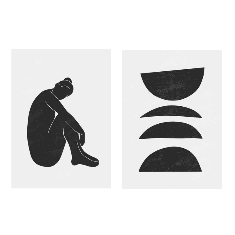 Set aus zwei Wandbildern mit sitzender weiblicher Silhouette, schwarzen Halbkreisen auf weißem Hintergrund, klarem Kontrast und minimalistischem zeitgenössischem Stil. Erhältlich auf kudeko.com