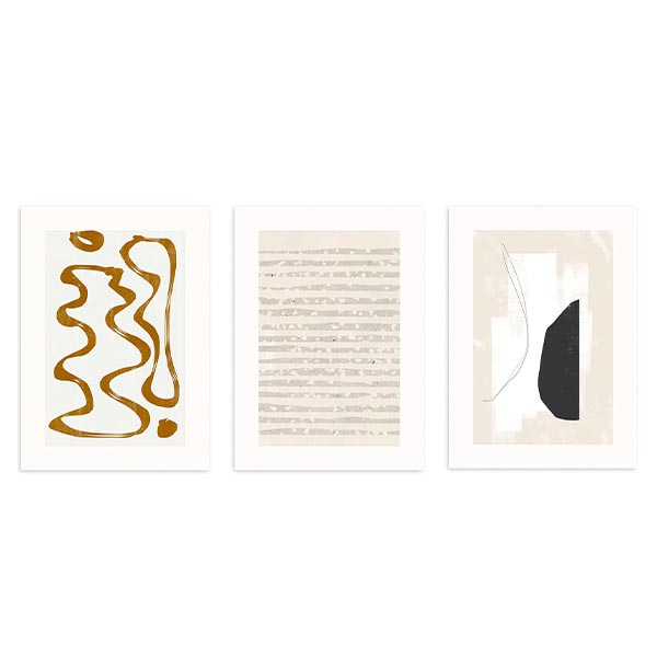 Conjunto de três quadros com formas abstratas orgânicas, faixas bege, bloco preto, apontamentos mostarda e fundo claro, num estilo contemporâneo depurado. Disponível em kudeko.com