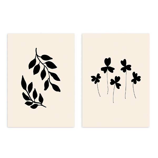 Conjunto de dos cuadros con ramas de hojas negras y flores silvestres negras sobre fondo beige, composición botánica de estilo minimalista. Disponible en kudeko.com