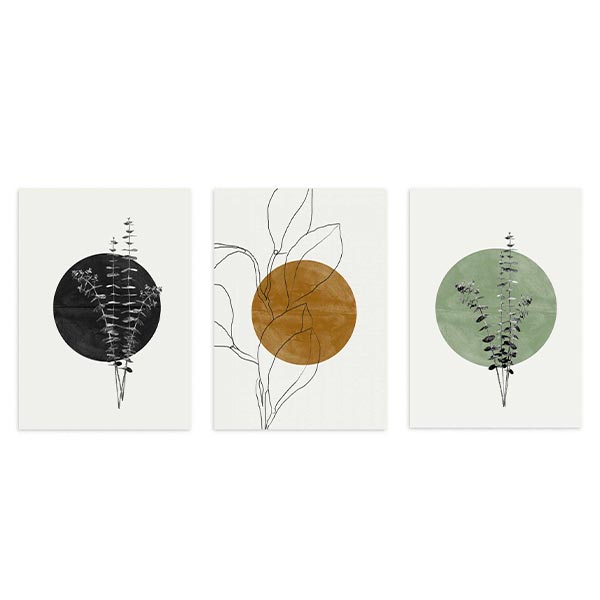 Set aus drei Wandbildern mit botanischen Blättern und feinen Zweigen auf Kreisen in Schwarz, Ocker und Salbeigrün, minimalistische Komposition mit klaren Linien und modernem Stil. Erhältlich auf kudeko.com