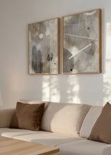 Set aus zwei Wandbildern mit abstrakten schwarzen und weißen Linien, organischen Formen in Beige, Grau und Weiß, sanfter zeitgemäßer Komposition im abstrakten Stil. Erhältlich auf kudeko.com