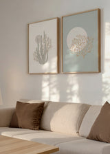 Ensemble de deux tableaux avec coraux marins beige, sable, gris clair et bleu doux, composition organique de style nature et paysage pour décoration murale encadrée. Disponible sur kudeko.com
