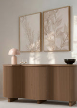 Set aus zwei Wandbildern mit Zweigen und getrockneten Blättern in Beige, Elfenbein und Sand, botanische Komposition im floralen Stil auf hellem Hintergrund mit natürlicher Wirkung. Erhältlich auf kudeko.com