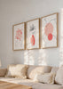 Conjunto de três quadros com flor coral sobre silhueta feminina, composição abstrata com círculos rosados, jarra delicada e flor linear preta sobre fundo branco, em estilo abstrato leve. Disponível em kudeko.com