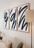 Set aus drei Wandbildern mit abstrakten geschwungenen Formen in Marineblau, cremeweißem Hintergrund und durchgehender Komposition im zeitgemäßen Stil für moderne Wandgestaltung. Erhältlich auf kudeko.com