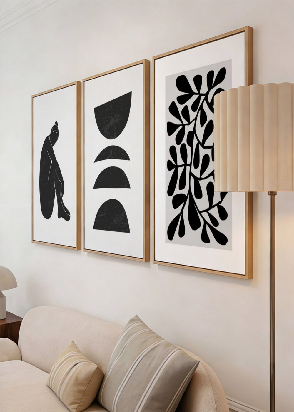 Set aus drei Wandbildern mit sitzender schwarzer Frauenfigur, abstrakter botanischer Komposition und halbkreisförmigen Schwarz-Weiß-Elementen im minimalistischen zeitgenössischen Stil. Erhältlich auf kudeko.com