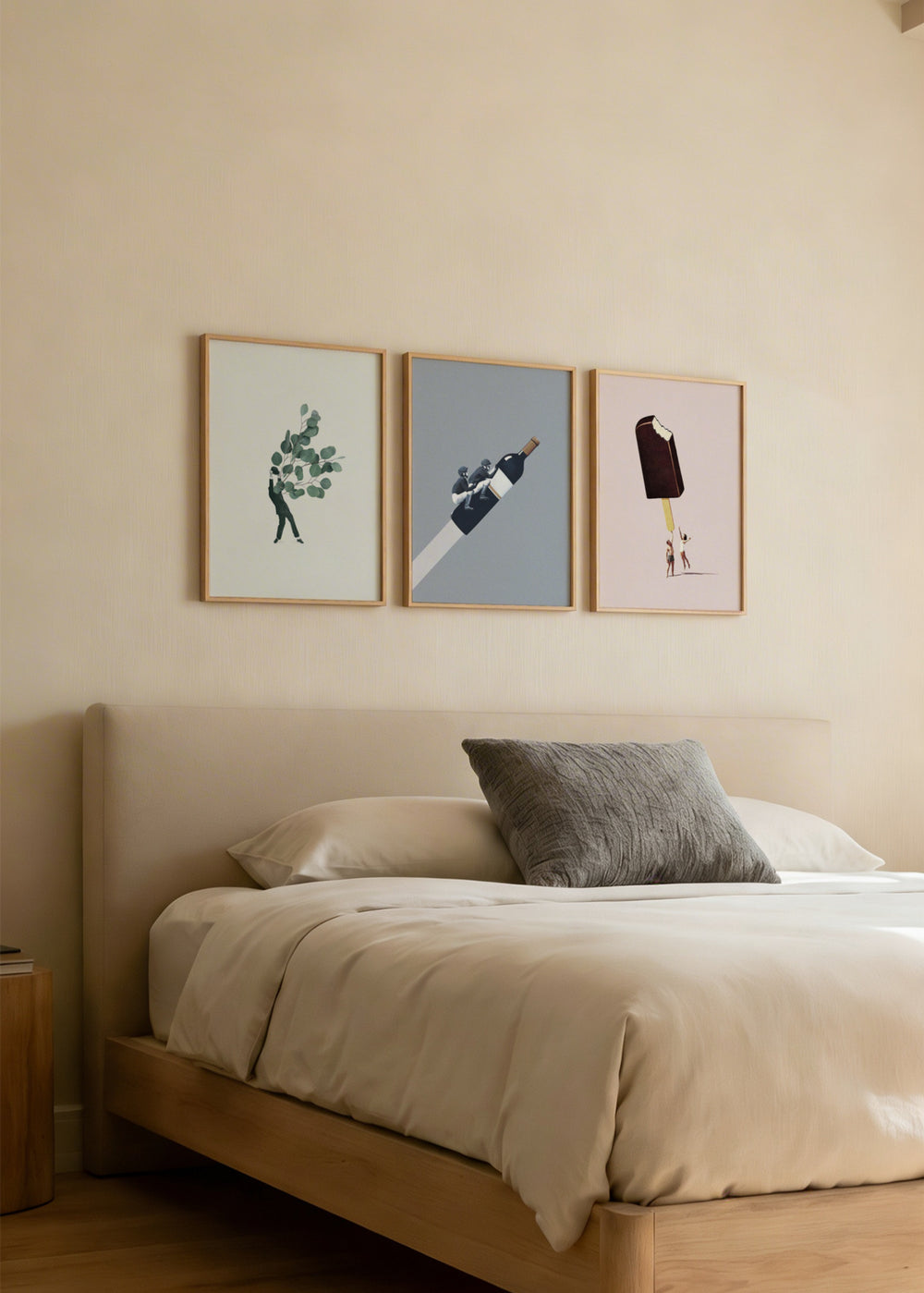 Set aus drei Wandbildern mit Weinflasche, Figur mit grünen Blättern und riesigem Eis in blaugrauen, rosa und braunen Tönen im surrealen Vintage-Stil. Erhältlich auf kudeko.com
