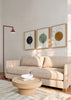 Ensemble de trois tableaux avec feuilles et fines branches botaniques sur cercles noirs, ocre et vert sauge, composition minimaliste aux lignes épurées et style contemporain. Disponible sur kudeko.com
