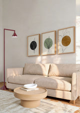 Ensemble de trois tableaux avec feuilles et fines branches botaniques sur cercles noirs, ocre et vert sauge, composition minimaliste aux lignes épurées et style contemporain. Disponible sur kudeko.com