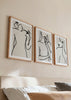 Ensemble de trois tableaux avec silhouettes féminines en trait noir, fond beige clair, visage, cou, buste et mains, style minimaliste et décoration murale épurée. Disponible sur kudeko.com