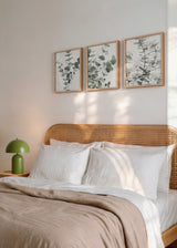 Set aus drei Wandbildern mit Eukalyptuszweigen, runden Blättern in Graugrün, Weiß und sanftem Schwarz, botanisches Motiv im floralen Stil auf hellem Hintergrund. Erhältlich auf kudeko.com