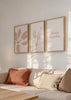 Conjunto de tres cuadros decorativos de estilo minimalista y orgánico, composición botánica minimalista en tonos suaves, modelo Three Combo - Flower Paradise
