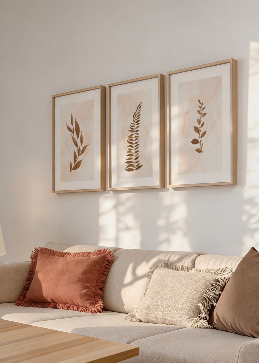 Conjunto de tres cuadros decorativos de estilo minimalista y orgánico, trío de hojas botánicas en tonos cobre, modelo Three Combo - Hojas Cobre
