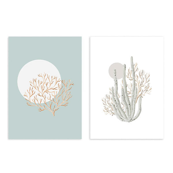 Ensemble de deux tableaux avec coraux marins beige, sable, gris clair et bleu doux, composition organique de style nature et paysage pour décoration murale encadrée. Disponible sur kudeko.com