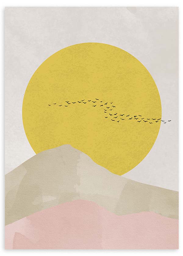 Cuadro de montañas suaves en beige y rosa empolvado con gran sol amarillo y aves en vuelo, de estilo minimalista. Disponible en kudeko.com