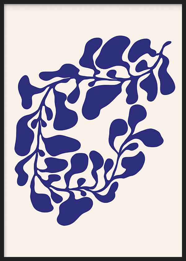 Wandbild mit abstrakter botanischer Komposition aus blauen Blättern und Stängeln auf cremeweißem Hintergrund, mit fließenden organischen Formen und klarem modernem Stil. Erhältlich auf kudeko.com