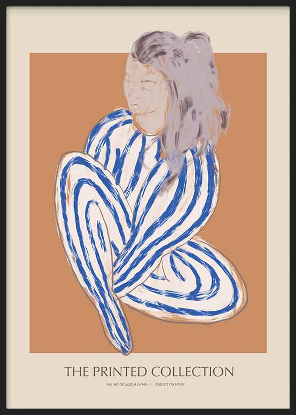 Tableau avec figure féminine assise, lignes souples, vêtement à rayures bleues, fond beige toasté et style d’illustration contemporaine pour décoration murale. Disponible sur kudeko.com