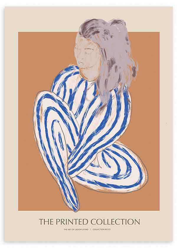 Tableau avec figure féminine assise, lignes souples, vêtement à rayures bleues, fond beige toasté et style d’illustration contemporaine pour décoration murale. Disponible sur kudeko.com