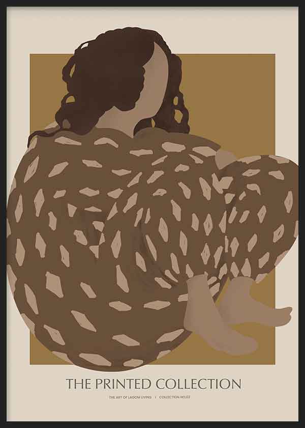 Tableau encadré avec figure féminine assise, silhouette épurée, vêtements à motifs marron, beige et sable, fond chaud et style minimaliste naturel. Disponible sur kudeko.com