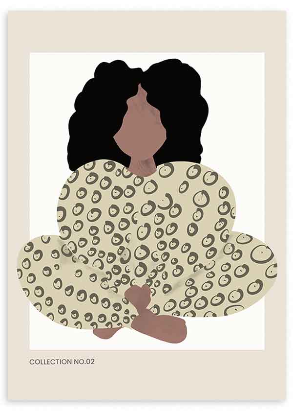 Cuadro de figura femenina sentada con vestido crema estampado, cabello negro abundante, fondo beige y formas simplificadas de estilo ilustración. Disponible en kudeko.com