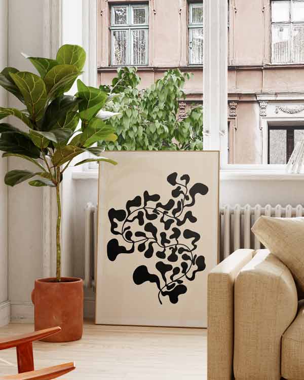 decoración con cuadros, ideas - lámina decorativa de ilustración de flor abstracta en negro sobre fondo beige amarillento - kudeko