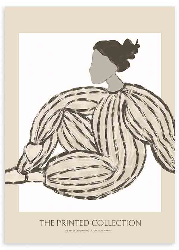 Cuadro con figura femenina sentada, vestido de rayas negras, fondo beige y blanco, composición de formas orgánicas y estilo minimalista. Disponible en kudeko.com