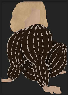 Tableau avec figure féminine vue de dos, fond noir, cheveux beiges, vêtement brun aux motifs clairs répétés, dans un style illustration contemporain et aux tons terre. Disponible sur kudeko.com