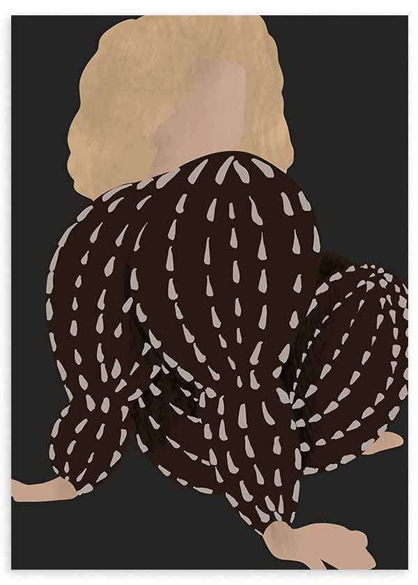 Cuadro con figura femenina de espaldas, fondo negro, cabello beige y vestimenta marrón con detalles claros repetidos, de estilo ilustración. Disponible en kudeko.com