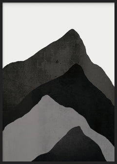 Wandbild mit übereinanderliegenden Bergsilhouetten in Schwarz, Anthrazitgrau und Hellgrau auf weißem Hintergrund, in einem schlichten, abstrakten und zeitgenössischen Stil. Erhältlich auf kudeko.com