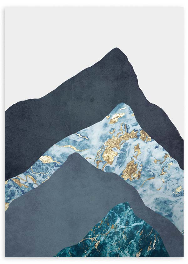 Tableau de montagnes abstraites en couches bleu marine, gris ardoise, turquoise et bleu clair, avec détails dorés et style moderne raffiné. Disponible sur kudeko.com