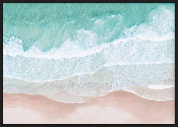 Horizontales Wandbild mit Luftaufnahme von türkisfarbenem Meer, weißem Schaum, rosigem Sand und heller Fotografie im Küstenstil. Erhältlich auf kudeko.com