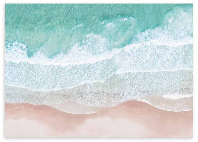 Cuadro horizontal con vista aérea de mar turquesa, espuma blanca y arena rosada, composición luminosa de estilo fotográfico inspirada en la costa. Disponible en kudeko.com