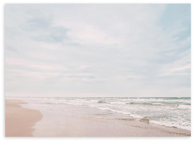Tableau horizontal de plage paisible avec rivage de sable clair, vagues douces, horizon marin et ciel dégagé en bleu gris, blanc et beige rosé, dans un style photographique éthéré. Disponible sur kudeko.com
