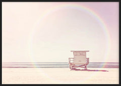 Horizontales Wandbild mit Strandhaus am Meer auf hellem Sand, zart rosa Himmel, beige Farbtönen und irisierenden Reflexen, in einem luftigen fotografischen Stil. Erhältlich auf kudeko.com