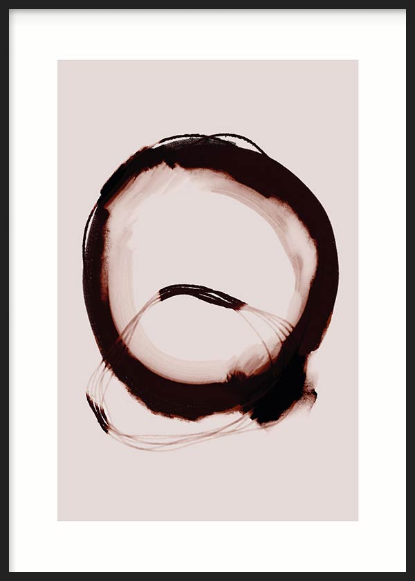 Quadro com composição abstrata, círculo irregular castanho espresso e preto suave sobre fundo bege rosado, linhas curvas subtis e estilo minimalista equilibrado. Disponível em kudeko.com