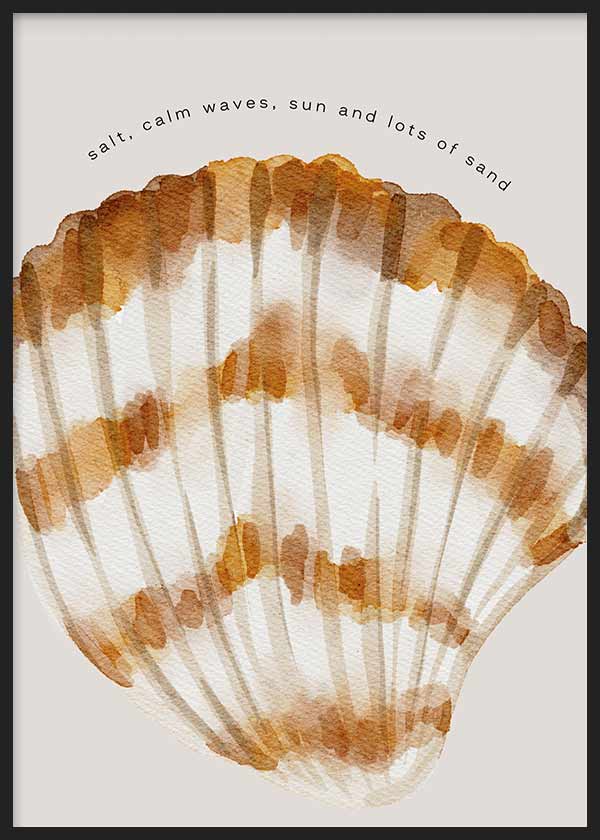 Tableau encadré avec grand coquillage marin en tons sable, beige et brun doux, sur fond clair, avec phrase décorative en partie haute et style illustration côtier. Disponible sur kudeko.com